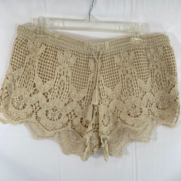 SOLD. EXPRESS Womens Beige Crochet Lined Short Shorts NWOT - Picture 2 of 11